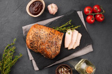 Salamurada ızgara barbekü hindi göğsü. Arka planda taze otlar ve sebzeler var. Sağlıklı diyet yemekleri. Üst görünüm ve kopyalama alanı.