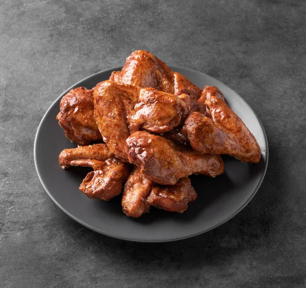 烤鸡翅Bbq在灰色的盘子在黑暗的背景 菜单上的小吃概念 文件的自由篇幅 — 图库照片