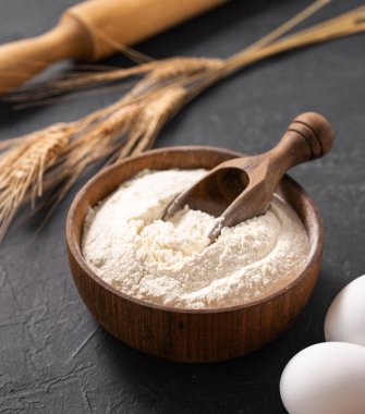 Organik pişirme malzemeleri. Buğday unu, yumurta ve oklavalı iğne yakın plan. Ev yapımı ve sağlıklı gıda kavramı. 