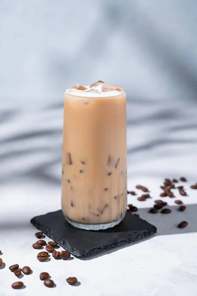 Eiskaffee Latte Einem Hohen Glas Mit Milch Auf Hellem Hintergrund — Stockfoto