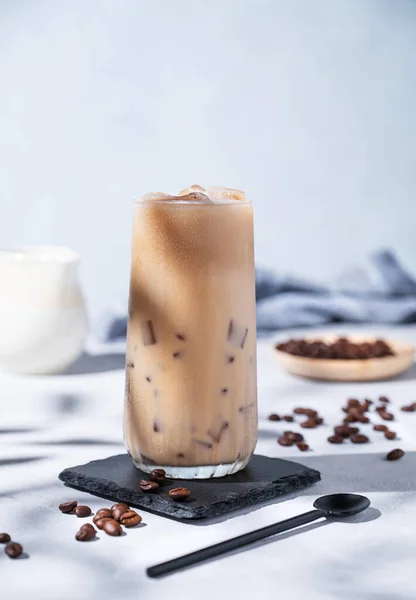Ledové Kávové Latté Vysoké Sklenici Mlékem Modrém Pozadí Kávovými Zrny — Stock fotografie