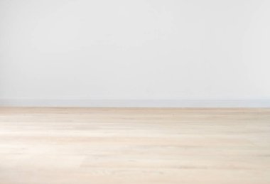 Arka plan tasarımı için bej meşe zemin ve ışık duvarı. Bir dairedeki boşluğun maketi konsepti. Kopyalamak için boş alan.