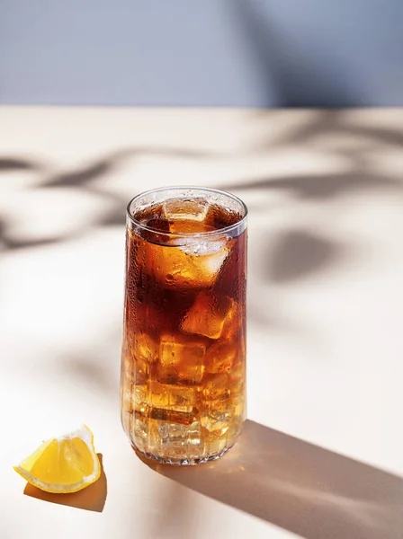 ロングアイランドアイスアイスティーカクテル ラム酒 コーラ レモン アイス イエローバックグラウンド 爽やかな夏のバードリンクのコンセプト テキストのためのフリースペース — ストック写真