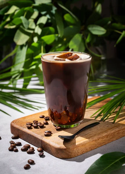 Ledová Káva Vařit Sklenici Dřevěné Desce Světlém Pozadí Kávovými Zrny — Stock fotografie