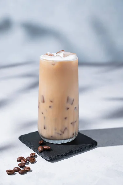 Ledové Kávové Latté Vysoké Sklenici Mlékem Světlém Pozadí Kávovými Zrny — Stock fotografie