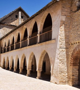 Eski kasabanın sokak manzarası, eski renkli evler ve güneşli bir yaz gününde kaldırımlı yollar. Kıbrıs adasında güzel bir mimari.