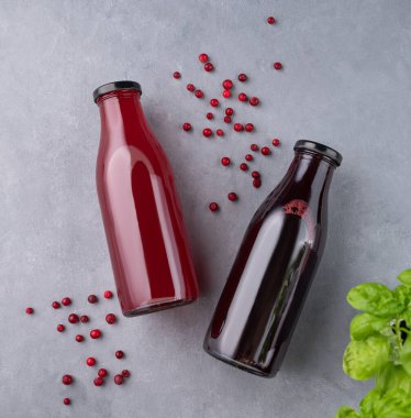 Taze yabanmersinleri ve üzümlü üzümlerden iç mavi arka planda taze otlarla birlikte. Vitaminli ve antioksidanlı ev yapımı içecek kavramı. Üst görünüm. 