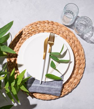 Bahar kutlaması, düğün, doğum günü ya da okaliptüs dallı anneler günü için beyaz tabak ve gözlüklü şenlik masası. Restoran menüsü konsepti. Üst görünüm.