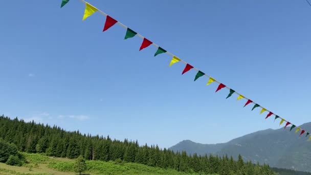Guirnaldas Multicolores Bandera Ondean Viento Día Soleado Verano Montaña Con — Vídeo de stock