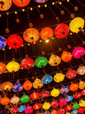 Geleneksel Çin fenerleri caddenin karanlığında parlıyor. Asya 'da yeni yıl tatili veya festival konsepti. 
