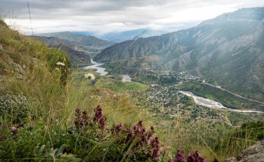 Güneşli bir yaz gününde dağlarla, vadilerle ve nehirlerle dolu güzel bir manzara. Dağıstan.