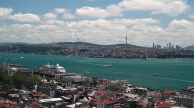Gemileri ve camii olan Boğaz 'ın çatısından bak. İstanbul, Türkiye 'de yaz panoramik manzarası. 