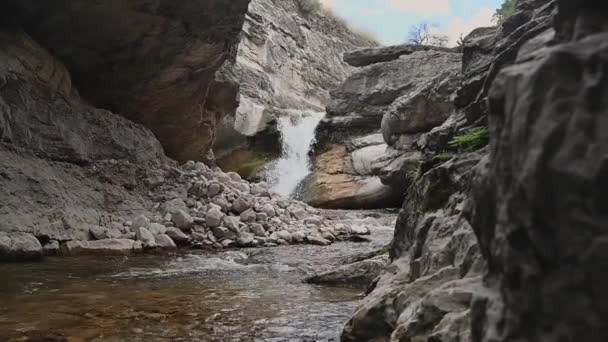 Piękny Wodospad Górskim Wąwozie Skałami Czystą Wodą Słoneczny Letni Dzień — Wideo stockowe