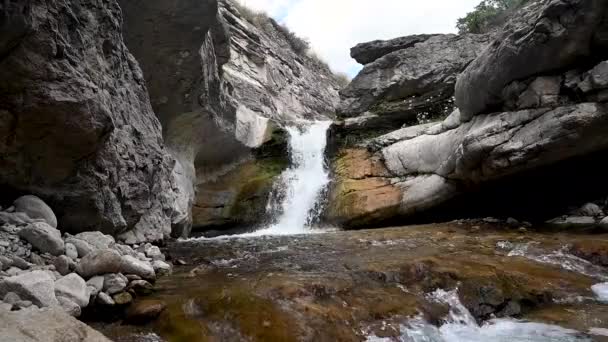 Ein Schöner Wasserfall Einer Gebirgsschlucht Mit Felsen Und Klarem Wasser — Stockvideo