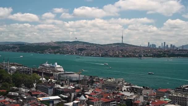 船やモスクがあるボスポラス海峡の屋根からの眺め イスタンブール トルコの夏のパノラマ風景 — ストック動画