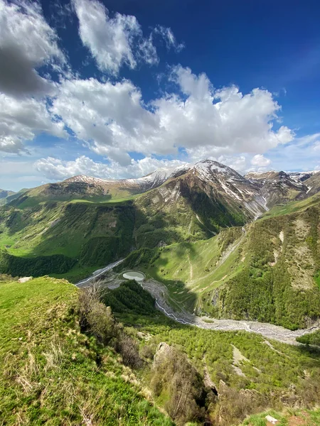 Dağları Kardaki Zirveleri Olan Güzel Bir Manzara Yolları Olan Bir — Stok fotoğraf