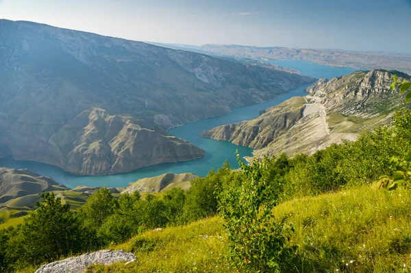 Dağlı güzel bir manzara ve bulutlu güneşli bir yaz gününde bir nehir. Sulak Kanyonu. Dağıstan.
