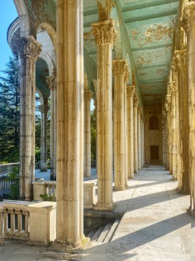 Tskaltubo 'daki sanatoryumun terk edilmiş binası. Gürcistan 'daki eski Stalinist balneolojik tatil köyü.