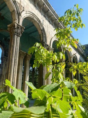 Tskaltubo 'daki sanatoryumun terk edilmiş binası. Gürcistan 'daki eski Stalinist balneolojik tatil köyü.