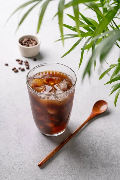 숟가락 야자열매가있는 배경에서 커피를 마십니다 — 스톡 사진