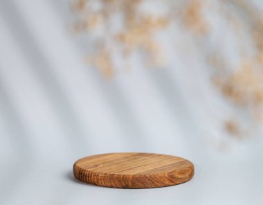 Gri arka planda gölgeler olan soyut boş tahta. Promosyon ürün sunumu, satış ya da kozmetik ekran düzeni konsepti. Ön görünüm ve boşluk kopyala.