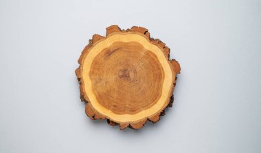 Modern boş ürün görüntüsü. Gri arka planda asgari ahşap tahta. Ürün sunumu, satış veya kozmetik reklam afişi için sahne konsepti. Üst görünüm ve kopyalama alanı.