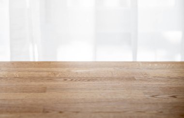 Ürün kurulumu için boş alanı olan tahta meşe ağacı boş masa üstü ya da pencere zeminine karşı bir model. Metin için boş alan.