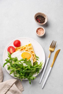 Beyaz arka planda gölgeli ve yeşil yapraklı boş mermer levha ya da tepsi. Promosyon ürünlerinin sunumu, satışı veya kozmetik kopyalama alanının tanıtımı için tasarım kavramı.