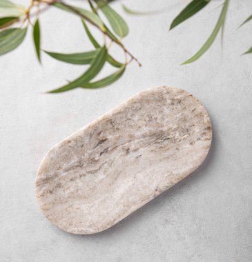 Açık desenli yeşil yapraklı boş mermer tahta ya da tepsi. Promosyon ürünlerinin sunumu, satışı veya kozmetik ürünlerinin tanıtımı için tasarım. Üst görünüm ve kopyalama alanı.