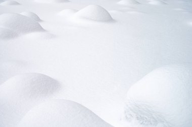 Yuvarlak tepeleri, pürüzsüz dokusu ve el değmemiş karla kaplı karlı bir yer. Kış teması için tasarım ve arka plan kavramı. Metin için boş alan.