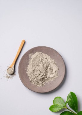 Açık arkaplandaki kuru mavi kil. Ev yapımı cilt bakımı organik kozmetik ürünleri. Üst görünüm ve kopyalama alanı.