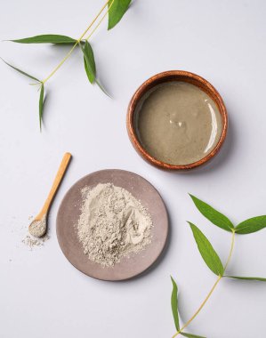 Arka planda bir kasede mavi kil. Ev yapımı cilt bakımı organik kozmetik ürünleri. Üst görünüm ve kopyalama alanı.