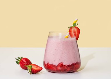 Çilekli milkshake ya da bardakta taze çilekli çilekli smoothie. Sağlıklı yiyecek ve içecek konsepti. Boşluğu kopyala.