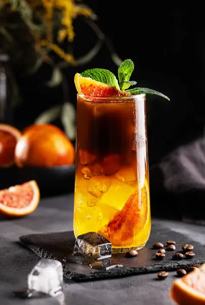 Кофе Апельсиновым Соком Высоком Стакане Льдом Мятой Тёмном Фоне Кофейными Лицензионные Стоковые Изображения