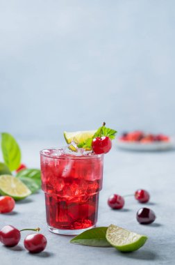 Nane, ıhlamur ve buzlu vişneli mojito kokteyli ve taze böğürtlen. Yaz modası içeceği konsepti. Ön görünüm ve boşluk kopyala.