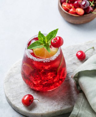 Kirazlı mojito kokteyli, naneli, limonlu ve buzlu mermer bir tahta üzerinde taze böğürtlen ve peçeteli. Yaz modası içeceği konsepti. Üst görünüm. 