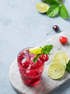 Kirazlı mojito kokteyli. Nane, ıhlamur ve buzlu. Yaz modası içeceği konsepti. Üst görünüm ve kopyalama alanı.