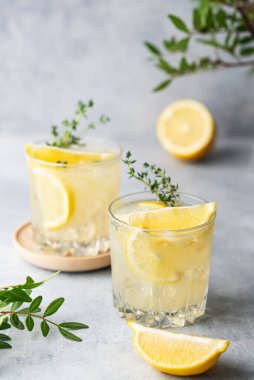 Limonata, taze limon, nane ve buz. Hafif arka planda limonlu mojito kokteyli tazeleniyor. Yaz soğuk içecekler konsepti. 