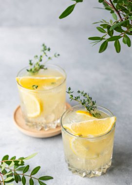 İki bardak limonata, taze limon, nane ve buz. Hafif arka planda limonlu mojito kokteyli tazeleniyor. Yaz soğuk içecekler konsepti. Üst görünüm. 