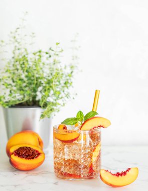 Şeftali ferahlatıcı içecek buzlu ve mermer zemin üzerinde nane. Meyve ve otlarla dolu bir bardakta taze ev yapımı limonata. Yaz buzlu çay tarifi. 