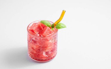 Hafif arka planda fesleğen ve buzla karpuz kokteylini bardakta tazeliyorum. Sağlıklı yaz içeceği ya da kafe ya da bar menüsü için limonata. Ön görünüm ve boşluk kopyala.