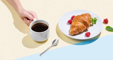 Sarı ve mavi arka planda bir fincan espresso kahvesi, gölgeli ve ahududulu taze kruvasan. Kahvaltı pastası ya da afiş için tasarım konsepti. Boşluğu kopyala.