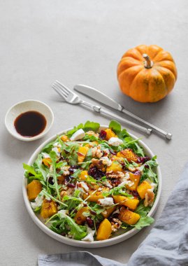 Kabaklı salata, roka peyniri, fındık ve kurutulmuş böğürtlen soya soslu ya da balzamik soslu. Sağlıklı beslenme konsepti. Vejetaryen menüsü. Üst görünüm ve kopyalama alanı.