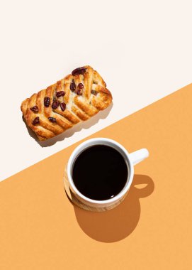 Kahve fincanı ve akçaağaçlı pekan cevizli çörek sarı ve bej arka planda gölgeli. Yaratıcı düzen ve sağlıklı kahvaltı konsepti. Üst görünüm ve kopyalama alanı.