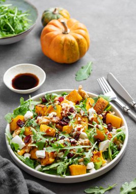 Kabaklı salata, roka peyniri, fındık ve kurutulmuş böğürtlen soya sosu ya da balzamik soslu ve çatallı olsun. Sağlıklı beslenme konsepti, kırsal tarz. Vejetaryen menüsü. 