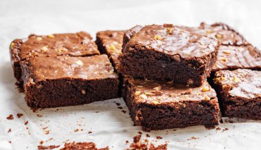 Çikolatalı kek ve fındıklı kek. Sabah ışıklarıyla yakın plan kek kağıdında dilimlenmiş. Ev yapımı sağlıklı pişirme konsepti. 