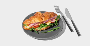 Jambonlu, peynirli ve roka kaplı kruvasan sandviçi. Beyaz arka planda, gölgeli koyu bir tabakta. Sağlıklı bir kahvaltı ya da branç menüsü için reklam pankartı konsepti. Üst görünüm ve kopyalama alanı