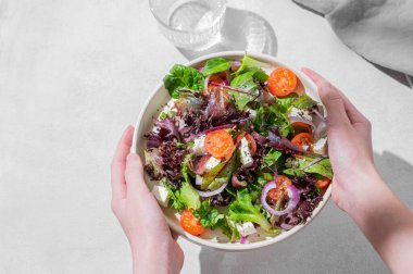 Bir tabak sebze salatası (Yunan salatası), domates, peynir, marul, zeytin ve soğan. Sağlıklı beslenme konsepti. Üst görünüm ve kopyalama alanı.