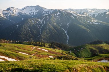 Arkasında çiçek açan bitkiler, gün doğumu ya da gün batımı ve vadi olan dağ manzarası. Gürcistan, Adjara 'daki güzel doğa ve vadi manzarası kavramı.