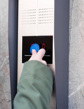 Mermer duvara monte edilmiş metalik tuş takımı erişim sistemi, güvenlik ve erişim denetimi kavramı